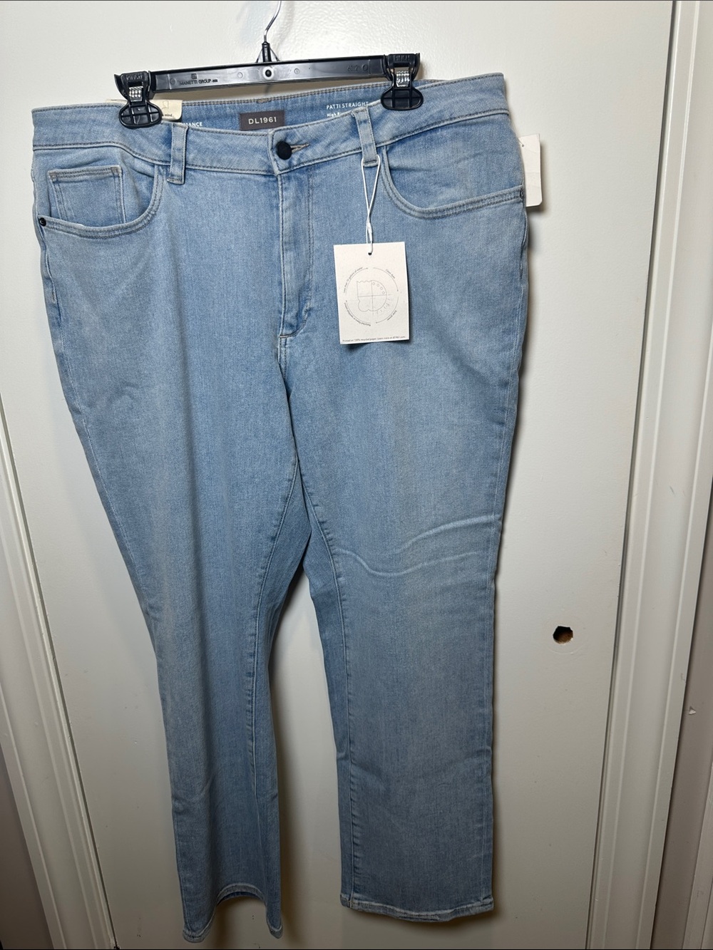 DL1961 Light Wash Straight Leg Women’s Jeans (101)